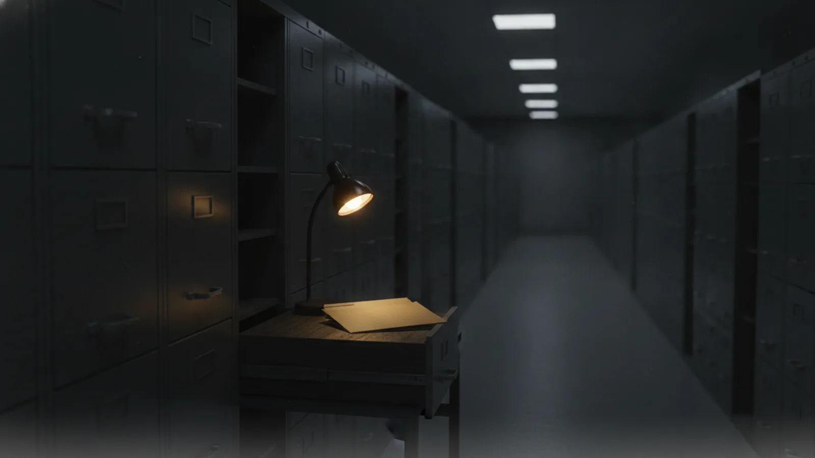 Une rangée de classeurs métalliques identiques dans une salle d’archives sombre, un tiroir ouvert posant un dossier à part sur le bureau voisin, éclairé par une fine lampe ambre.