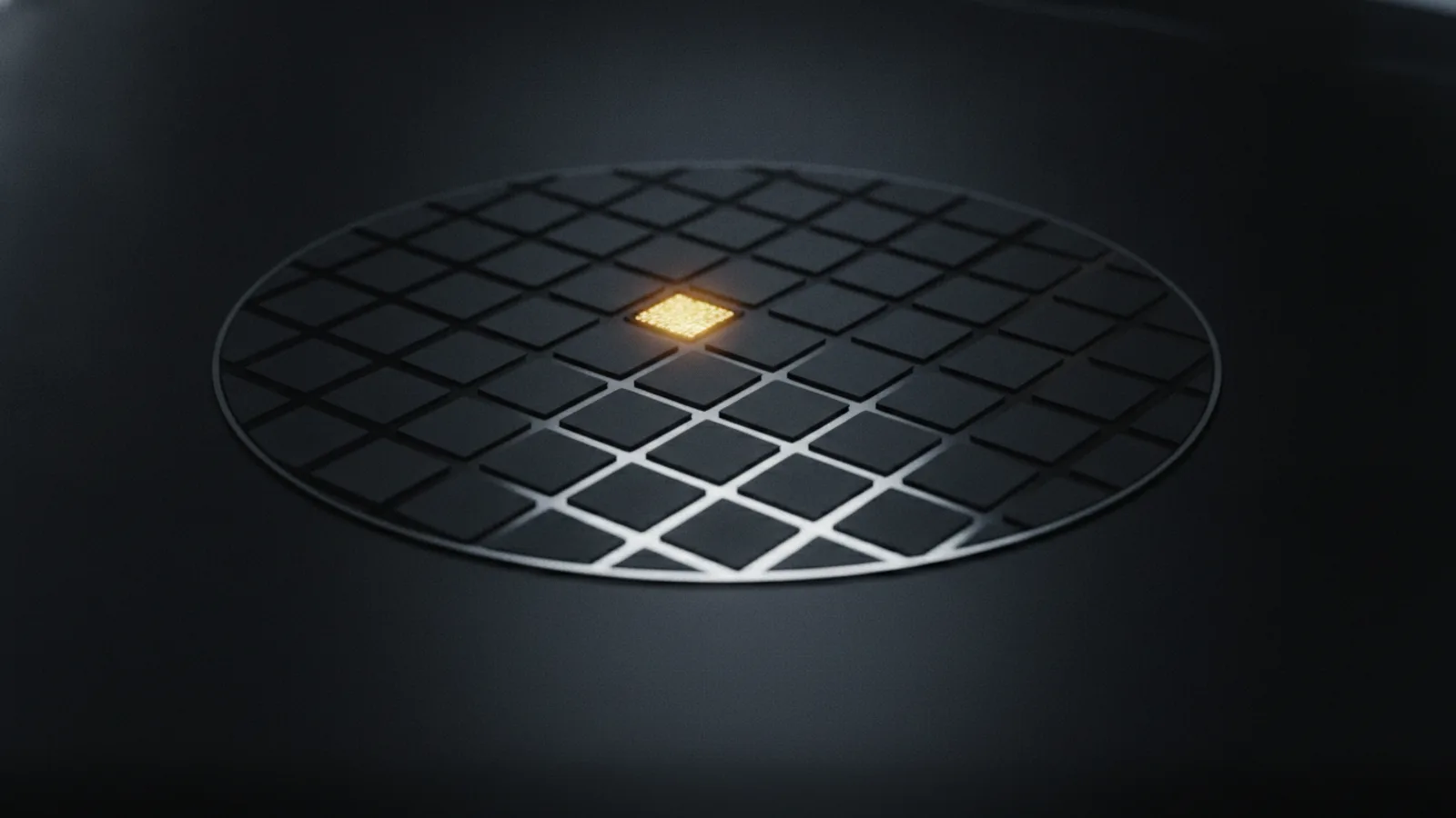 Une plaquette de silicium posée sur un établi noir mat, une seule puce ambrée parmi des centaines de puces sombres identiques.