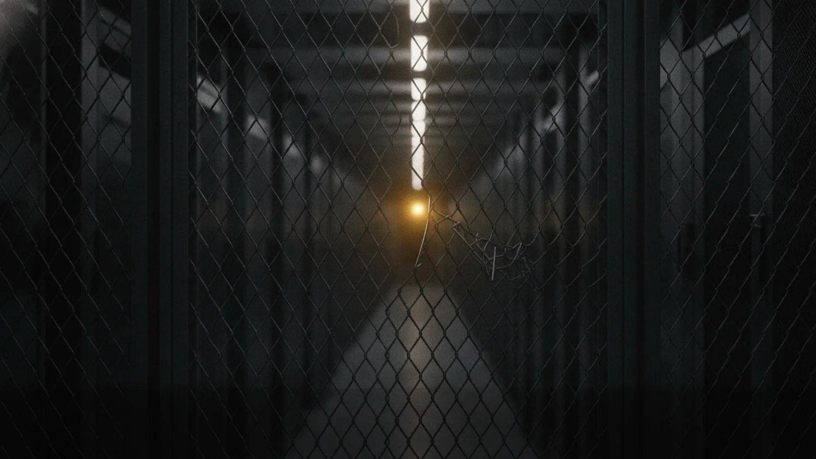 Une cage de sécurité grillagée devant une rangée de serveurs sombres, une section du grillage écartée formant un étroit passage, une seule lueur ambre filtrant par l’ouverture.